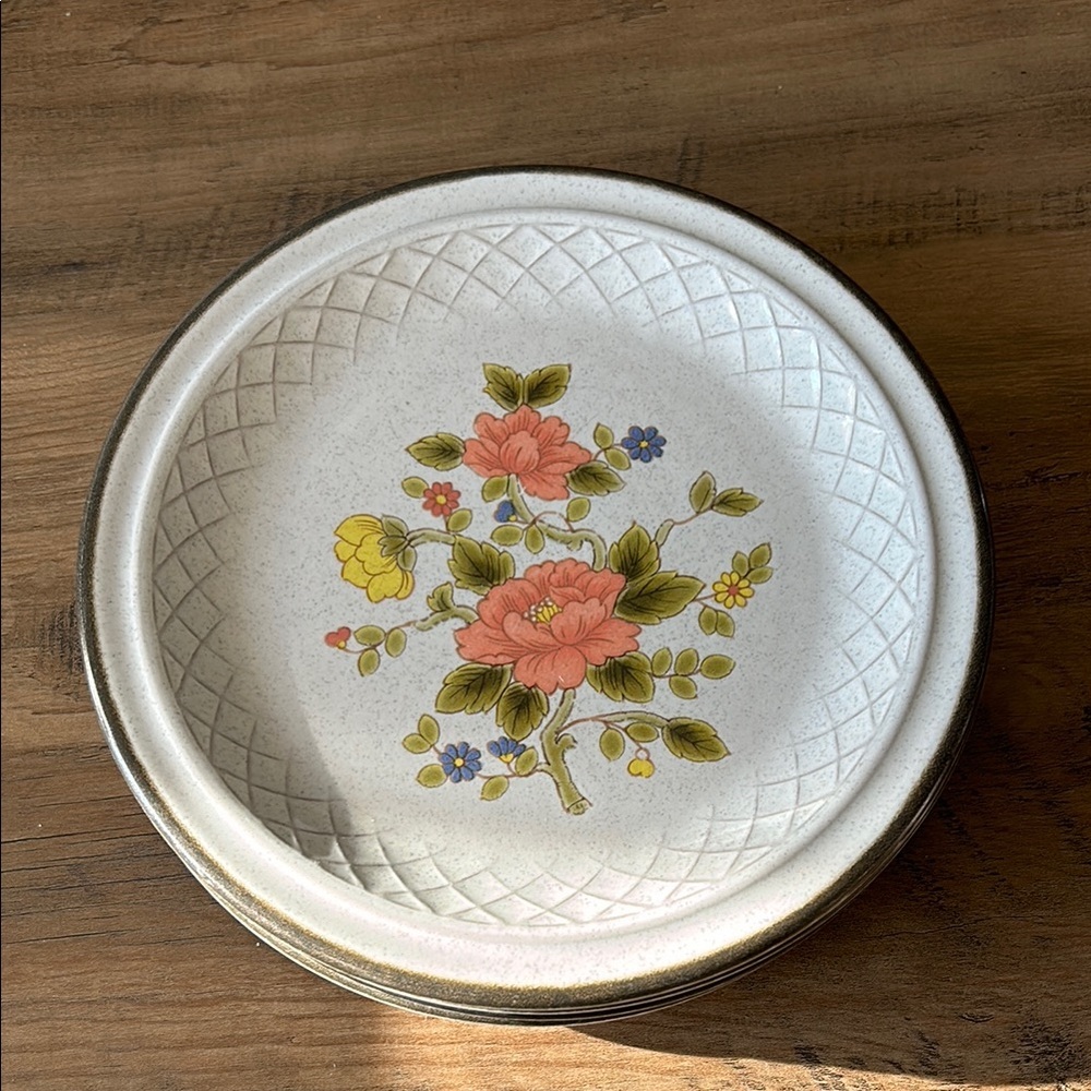 🔥🔥Stone Ware Pink and Yellow Flower Salad/Dessert Plate with Lattice and Border